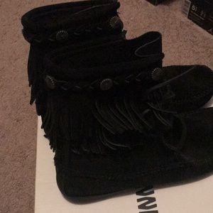 Super cute black moccasins!